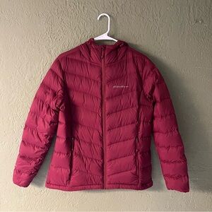 Eddie Bauer Burgundy Puffer Jacket/Chamara Ligera en Color Vino